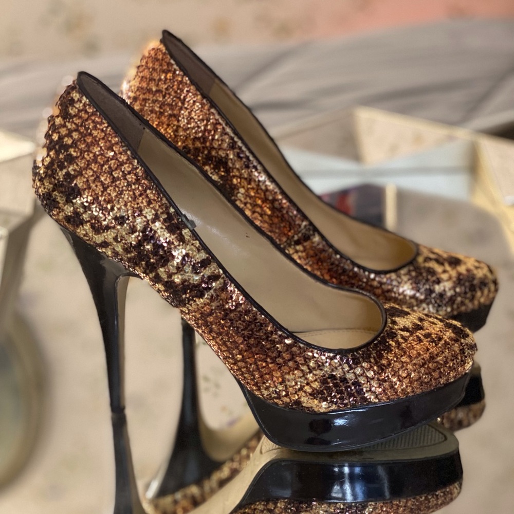Worn Once! Enzo Angiolini Easmiles Sequin/Snake Pump SZ 7.5M